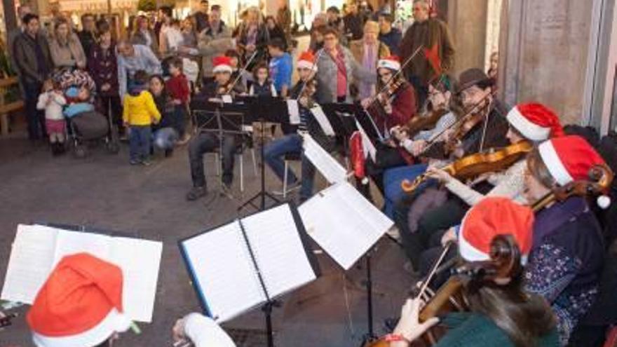 A la izquierda, una niña recibe un regalo en el General y, a la derecha, el concierto en la Glorieta.