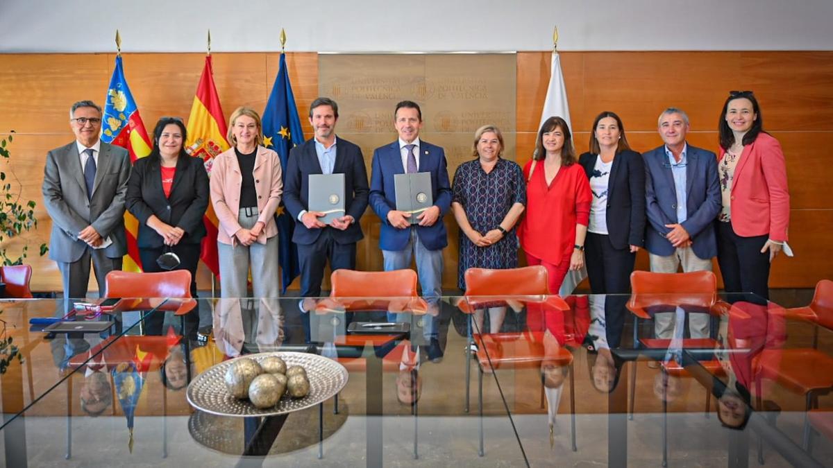 Foto de grupo tras la firma del acuerdo entre la UPV y Confecomerç