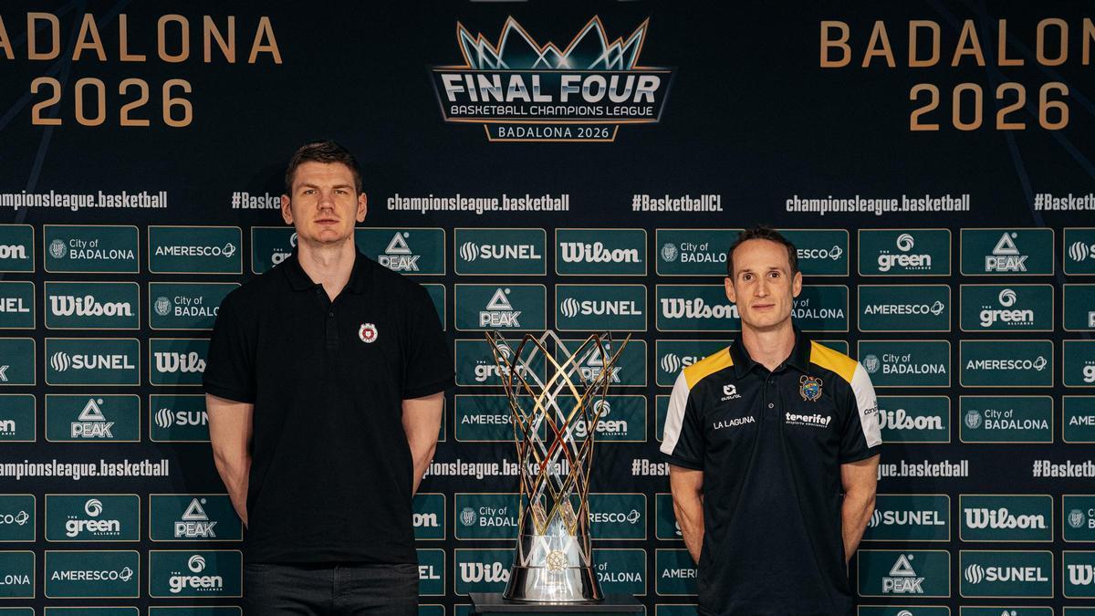 Huertas (d) junto a Gudaitis y el trofeo de campeón.