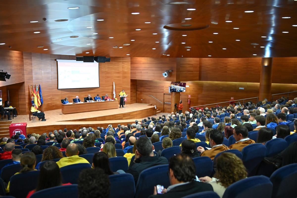El acto de investidura y conmemoración de Santa Tomás de Aquino llenó el salón de actos del Rectorado de la UMH de Elche