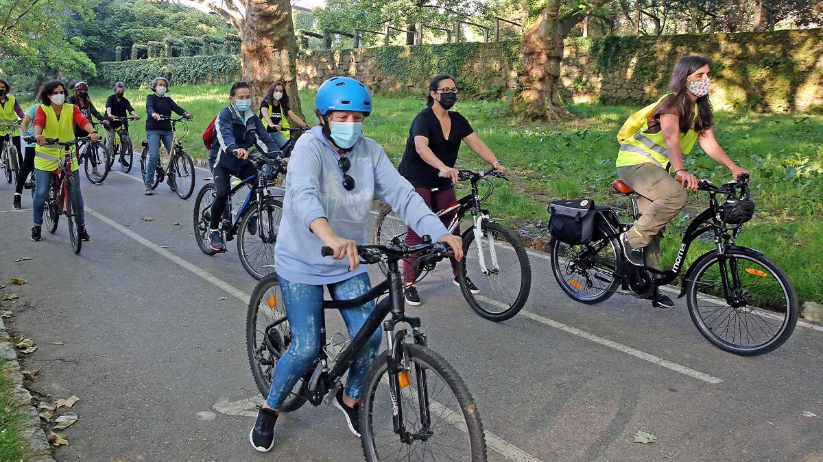 Mujeres de diferentes edades durante el curso impartido por Bicivisíbeis en asociación con Greenpeace