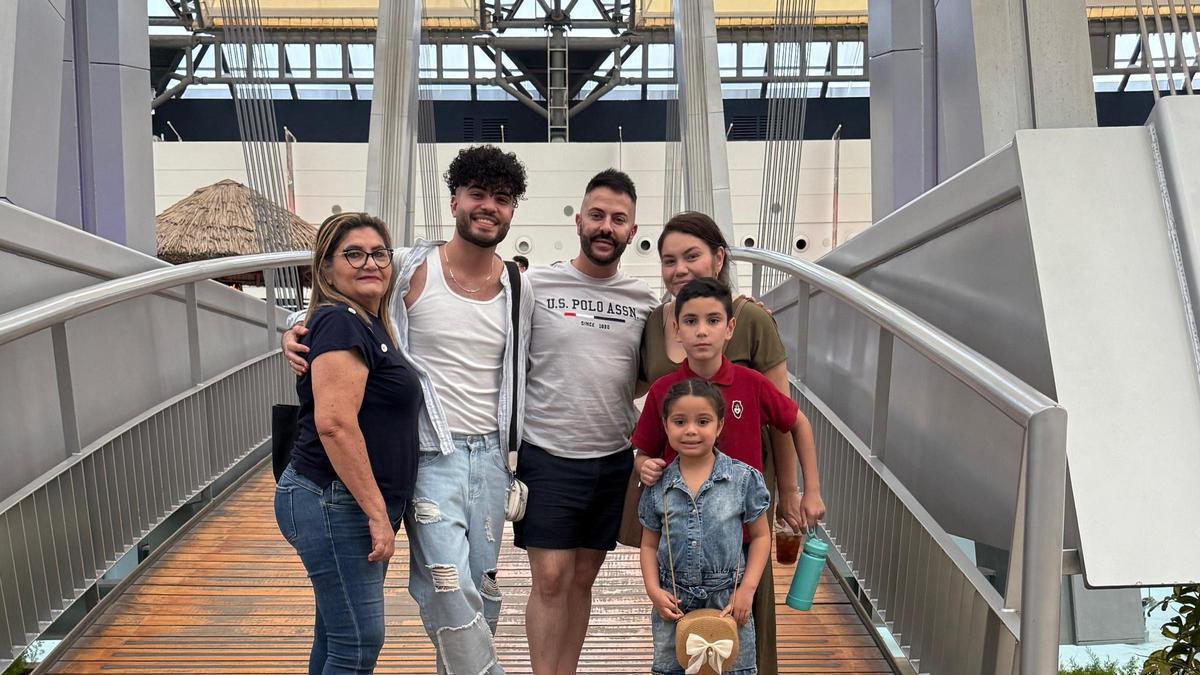Alejandro Fernádez y Francisco Torres junto su familia en Venezuela.