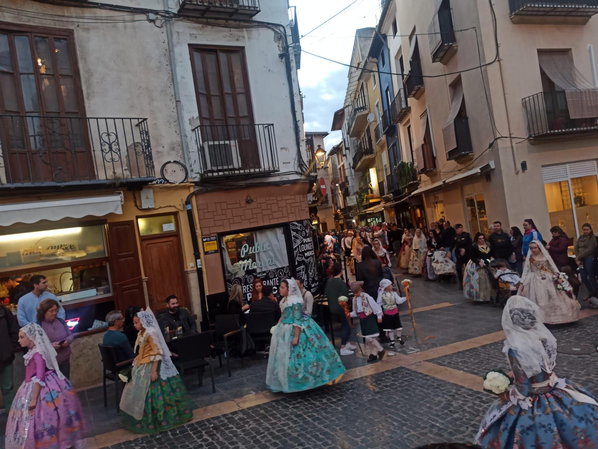 Más de 2.000 falleros y falleras participan en la Ofrenda de Xàtiva a la Mare de Déu de la Seu