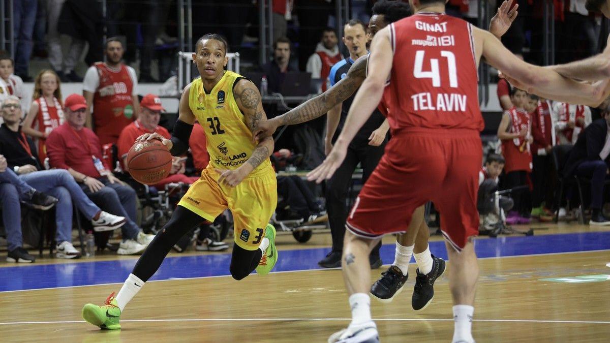 Joe Thomasson conduce el balón ante dos defensores del Hapoel Tel Aviv, en Samokov (Bulgaria).