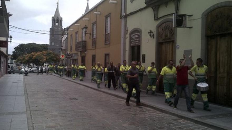 Los trabajadores del servicio de limpieza de Telde se dirigen a la plaza de San Gregorio