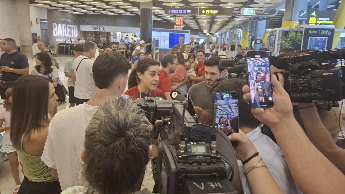 Carolina Marín ha llegado esta mañana al aeropuerto Adolfo Suárez Madrid Barajas