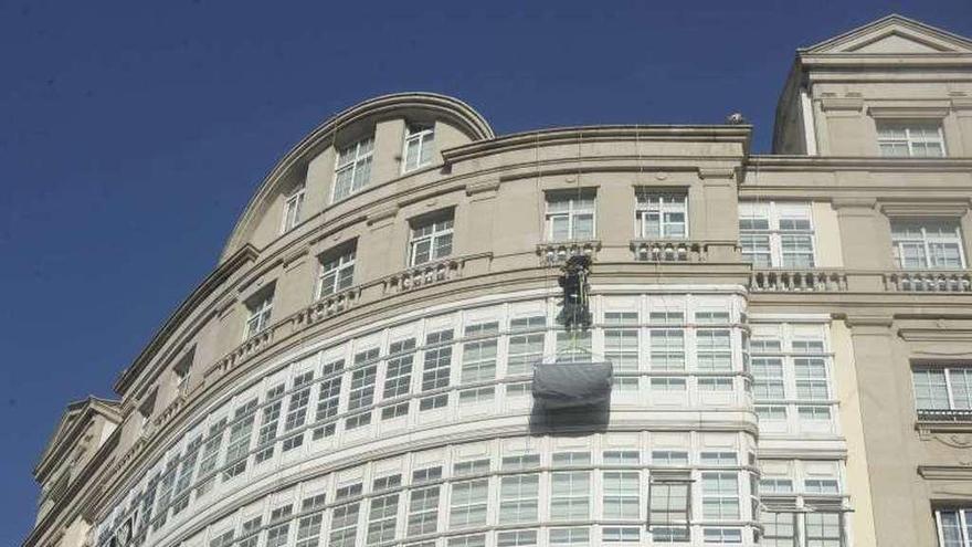 Vista parcial de la fachada del edificio de la calle Fernando Macías.