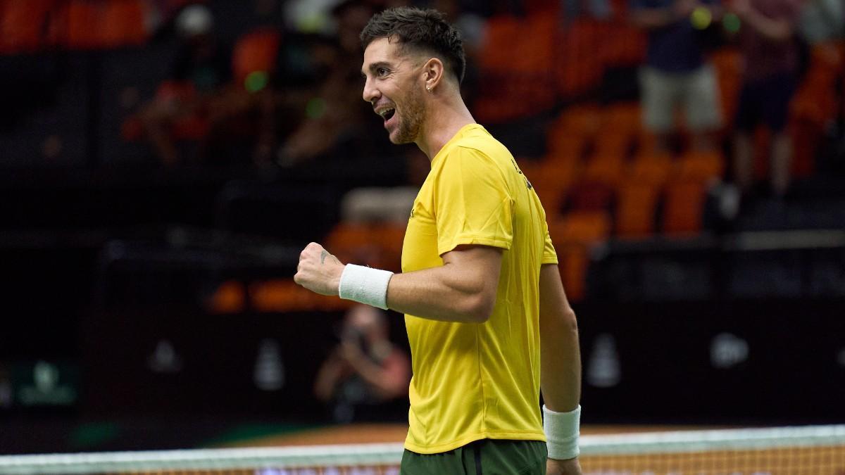 Kokkinakis (Australia) celebra un punto en la Copa Davis 2024