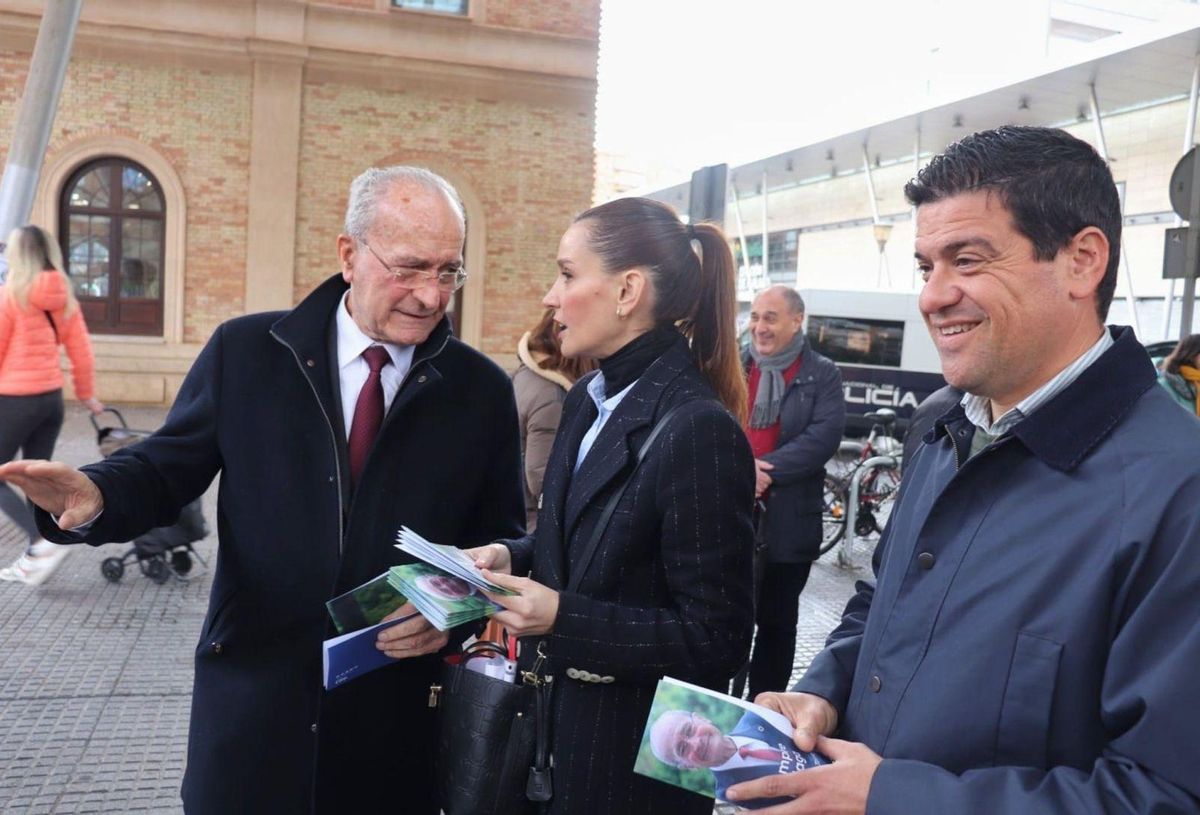 Francisco de la Torre, Elisa Pérez de Siles y Cristóbal Ortega en un acto del PP. Arriba, Dani Pérez rodeado por María Jesús Montero y Pedro Sánchez en el mitin del PSOE del pasado domingo. Debajo, el acuerdo de Podemos y Alianza Verde.  | L.O./ GREGORIO MARRERO