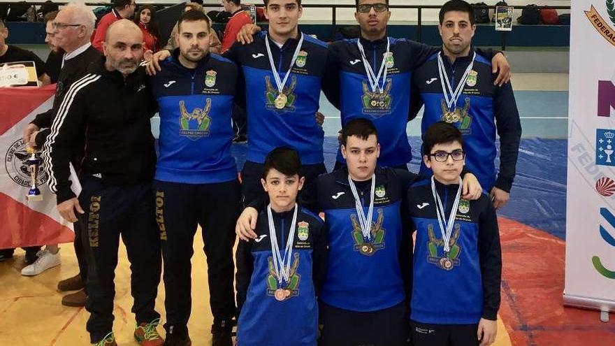 El equipo del Keltoi de Vila de Cruces posa con las medallas y los trofeos conseguidos en Oira.