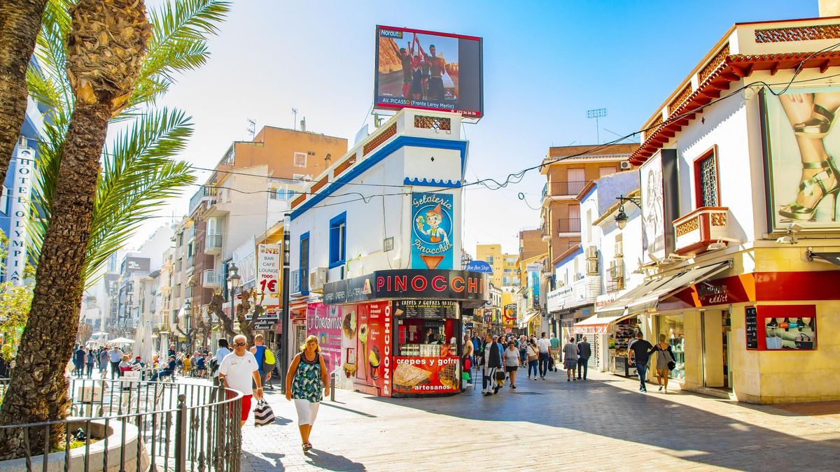 Benidorm en clave kitsch: 4 cosas que solo podrás hacer en el Manhattan español