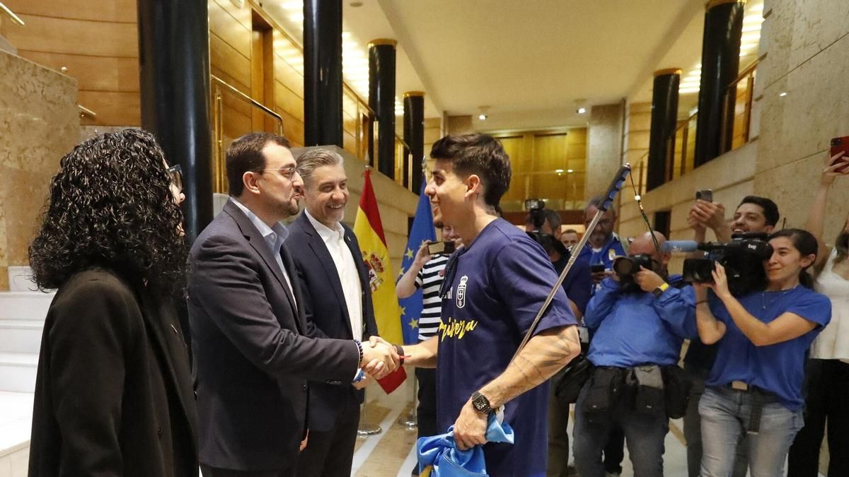 Adrián Barbón, presidente de Asturias, felicita por el ascenso a Santiago Colombatto, jugador del Real Oviedo