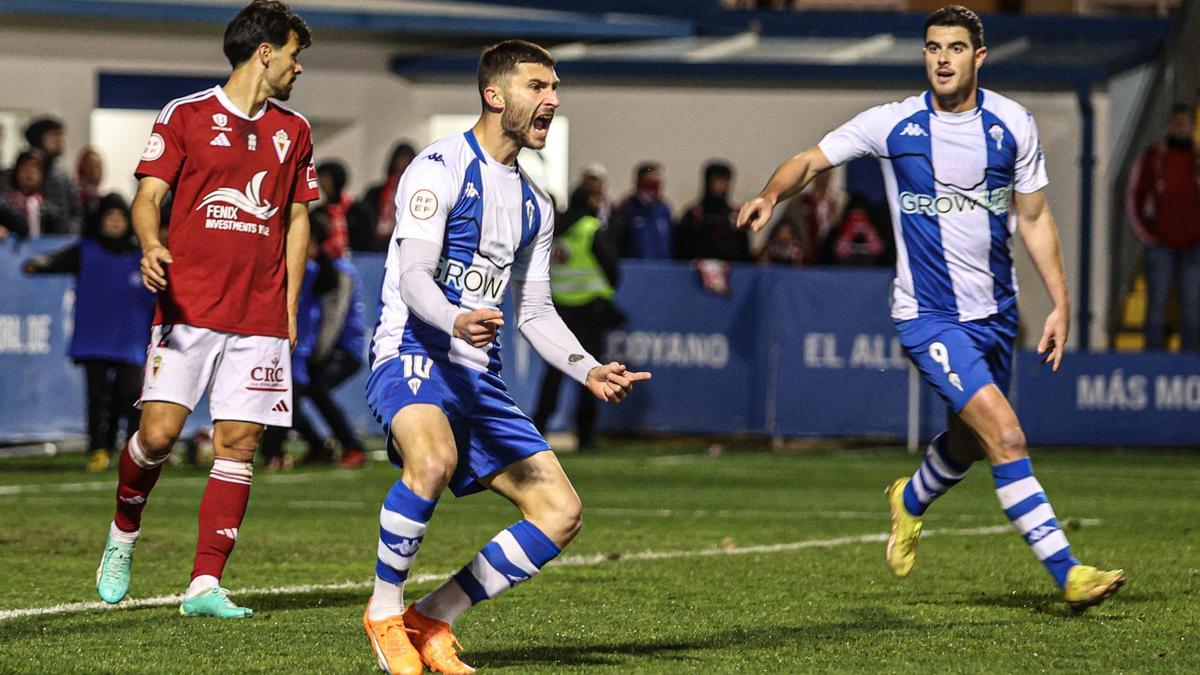 Cristian Agüero celebra un tanto anotado en El Collao frente al Real Murcia