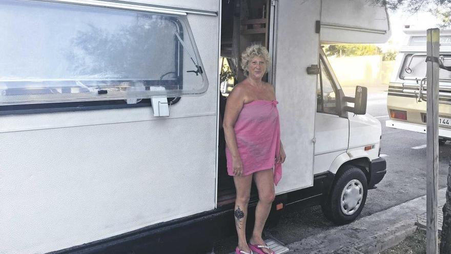 Rosario Tapia posa en la puerta de su autocaravana, la que es su casa desde hace cuatro años.