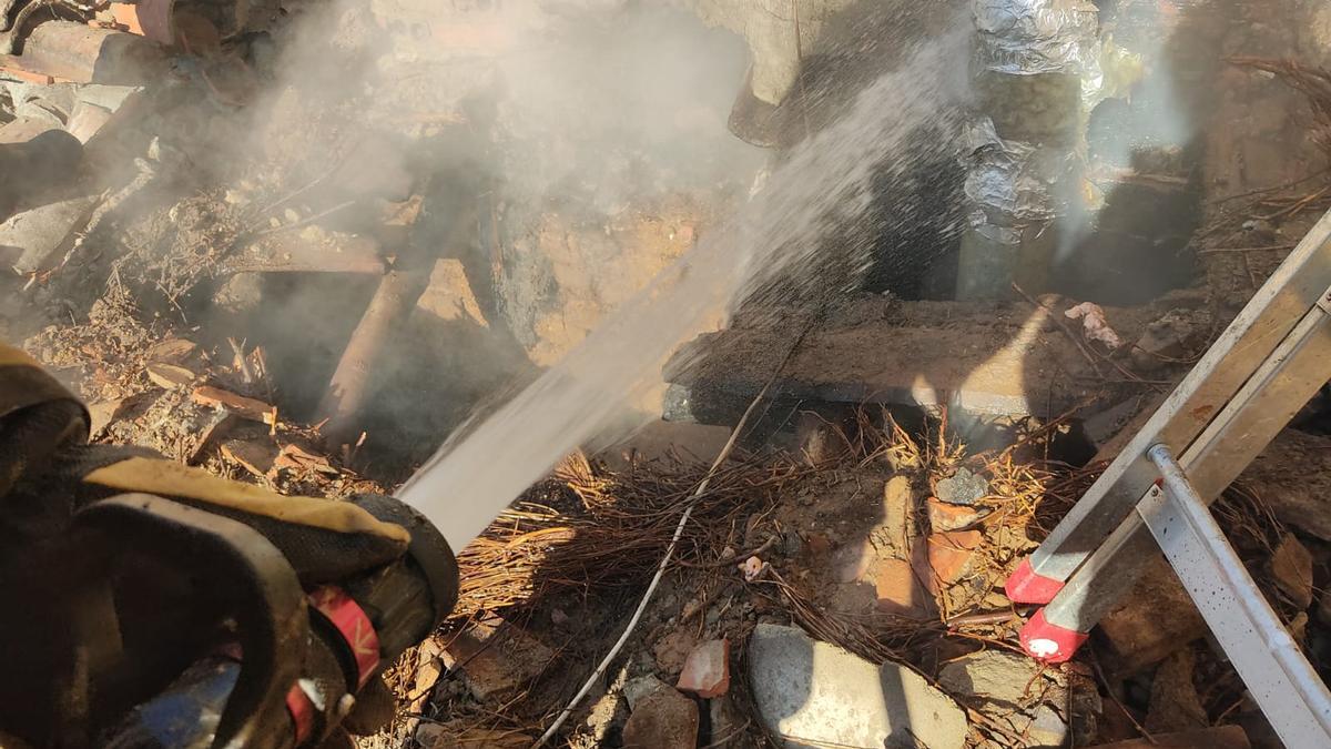 Los Bomberos extinguen el fuego que afectó a la chimenea de una casa en Toro