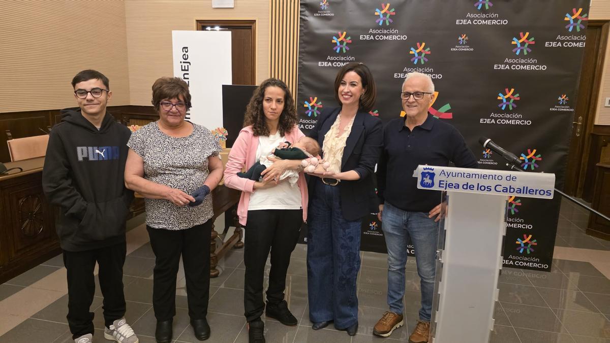 La alcaldesa Teresa Ladrero junto a Sheila Fernández Pérez y su familia.