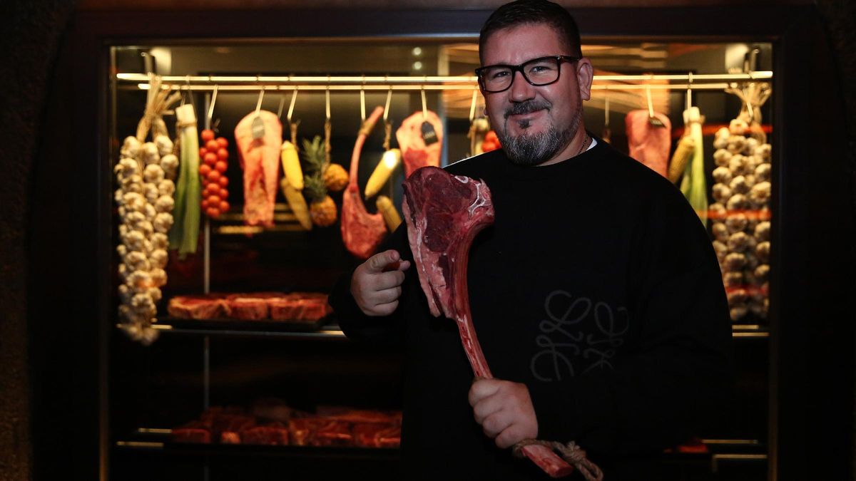 Dani García, ante la nevera del restaurante Leña Barcelona.