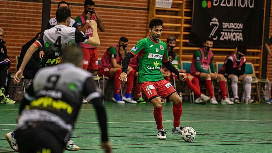 Un momento del derbi entre River e InterSala. | N. R.