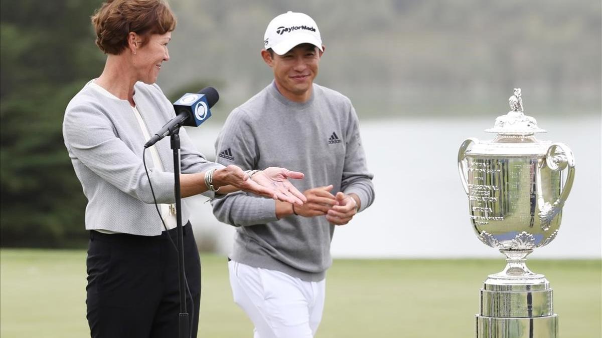 Suzy Whaley, presidente de la PGA América, ofrece a Morikawa el trofeo por su victoria