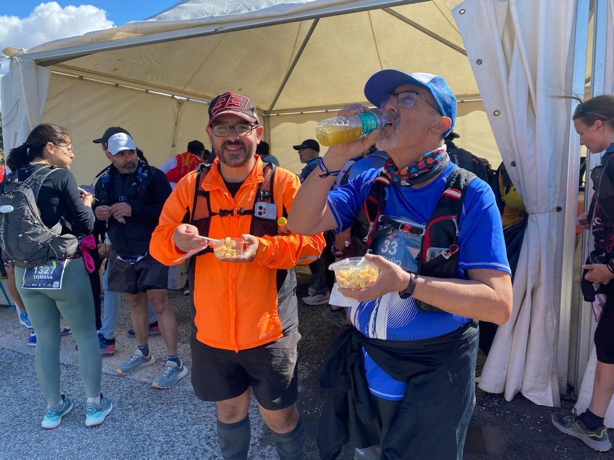 Los corredores reponiendo fuerzas en el avituallamiento de la comida