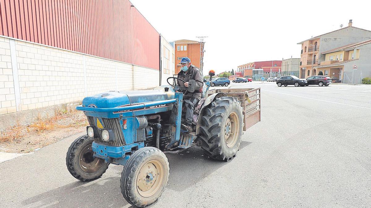 Un hombre se prepara para ir al campo en La Almunia de Doña Godina