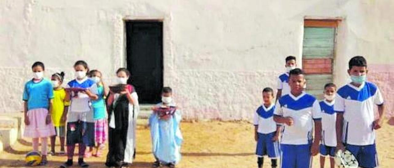 Niños saharauis en las «vacaciones alternativas» que se celebran en los campamentos. | AMICS DEL POBLE  SAHRAUÏ