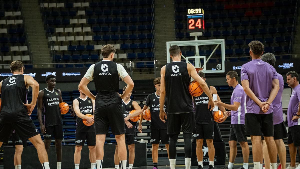 Jaka Lakovic se dirige a sus jugadores en la primera sesión conjunta de la temporada 26/27