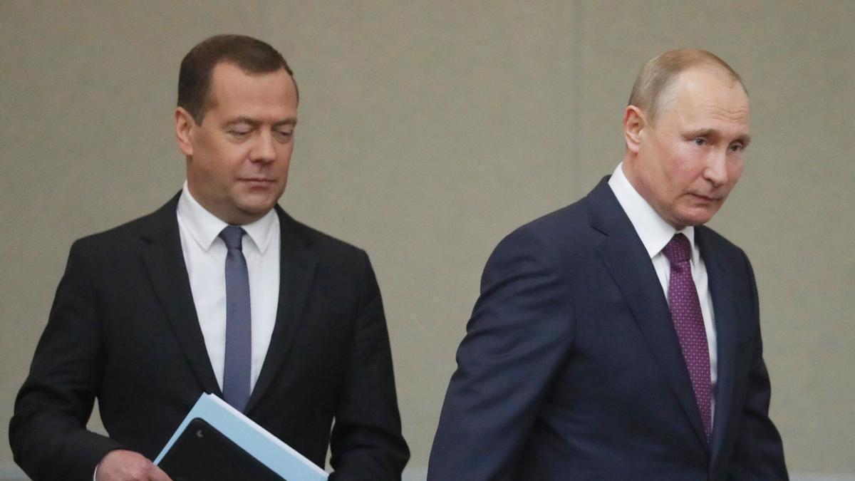 Imagen de archivo.- El presidente ruso, Vladímir Putin (d), y el candidato a primer ministro, Dmitry Medvedev (i), asisten a una sesión en Asamblea Federal rusa, en Moscú (Rusia) el 8 de mayo de 2018.