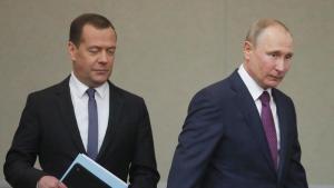 Imagen de archivo, 08/05/2018.- El presidente ruso, Vladímir Putin (d), y el candidato a primer ministro, Dmitry Medvedev (i), asisten a una sesión en Asamblea Federal rusa, en Moscú (Rusia) hoy, 8 de mayo de 2018. Putin, regresó hoy a la Duma o Cámara de diputados para presentar la candidatura de Dmitri Medvédev al cargo de primer ministro, que éste ya ejerce desde 2012. EFE/ Yuri Kochetkov