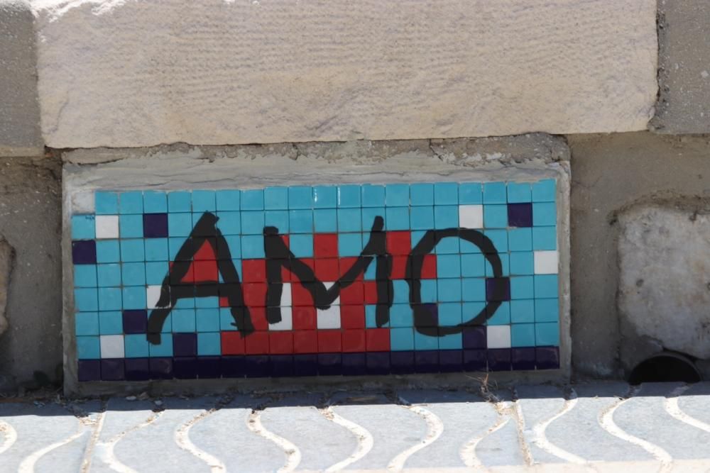 Daños en tres de los mosaicos de Invader en Málaga.