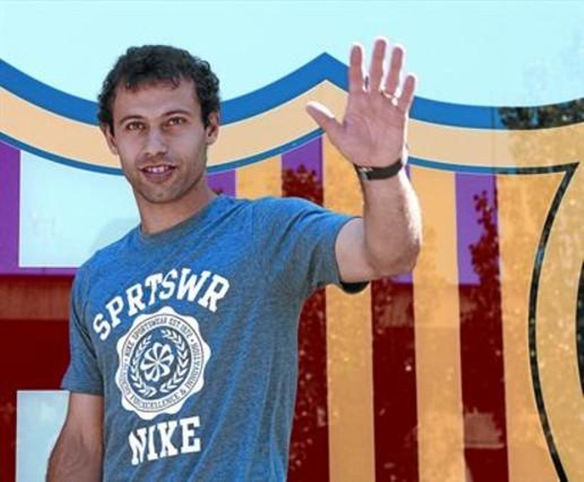 Mascherano posa al costat de l’escut del Barça, ahir a les oficines del club. Mascherano posa al costat de l’escut del Barça, ahir a les oficines del club.