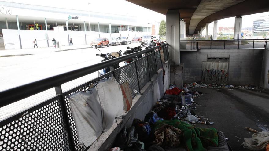 Mantas y basura, ayer, bajo el viaducto de Carlos Marx.