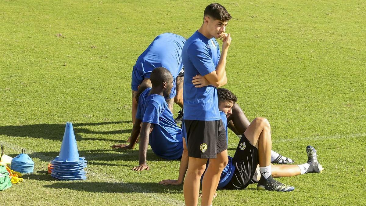 Nico Espinosa observa el entrenamiento de sus compañeros apartado de la rutina del grupo.