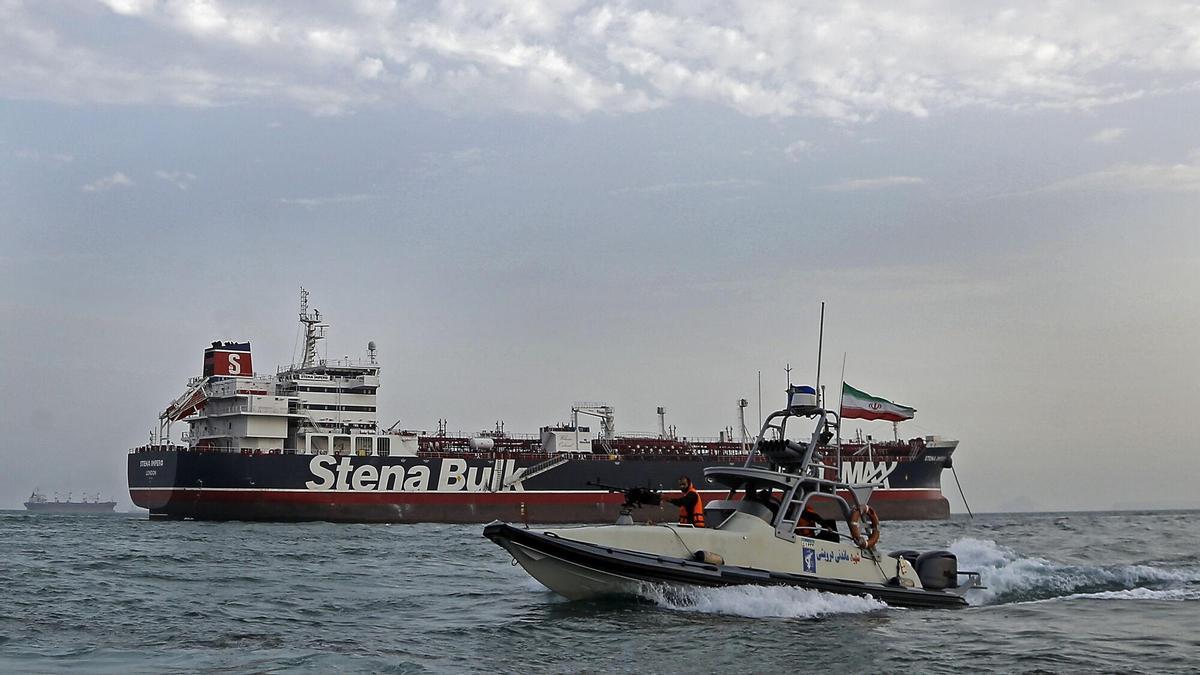 Barcos iraníes de la Guardia Revolucionaria en el estrecho de Ormuz.