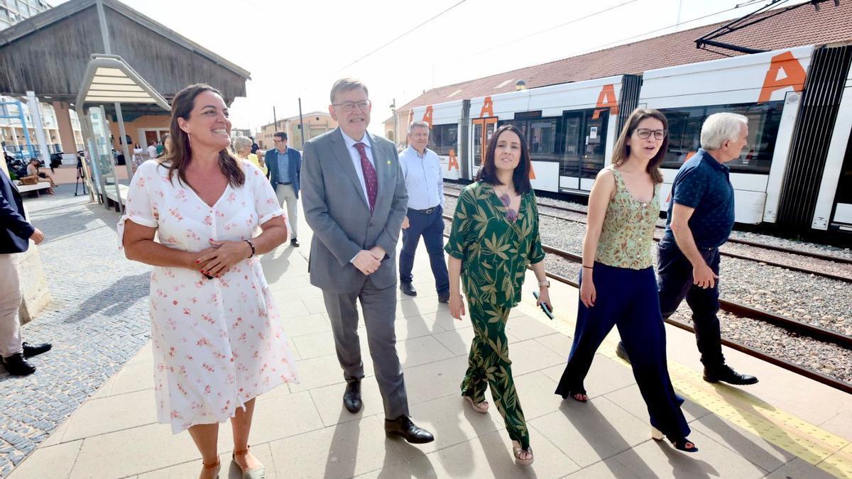 Puig, junto a la consellera y cargos de FGV en la estación de la Marina de Alicante