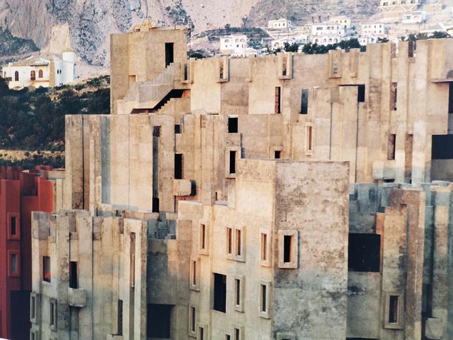 La Muralla Roja de Calp, antes de ser roja: la construcción de la utopía