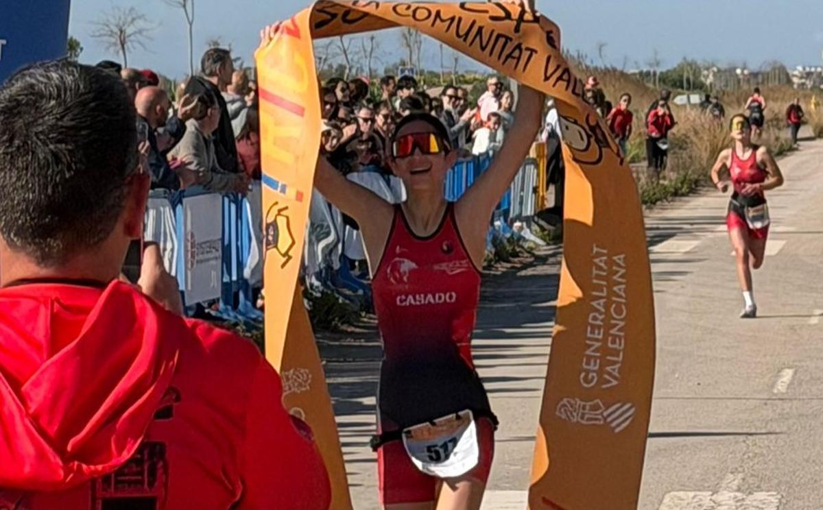 Entrada en meta de Nora Casado.