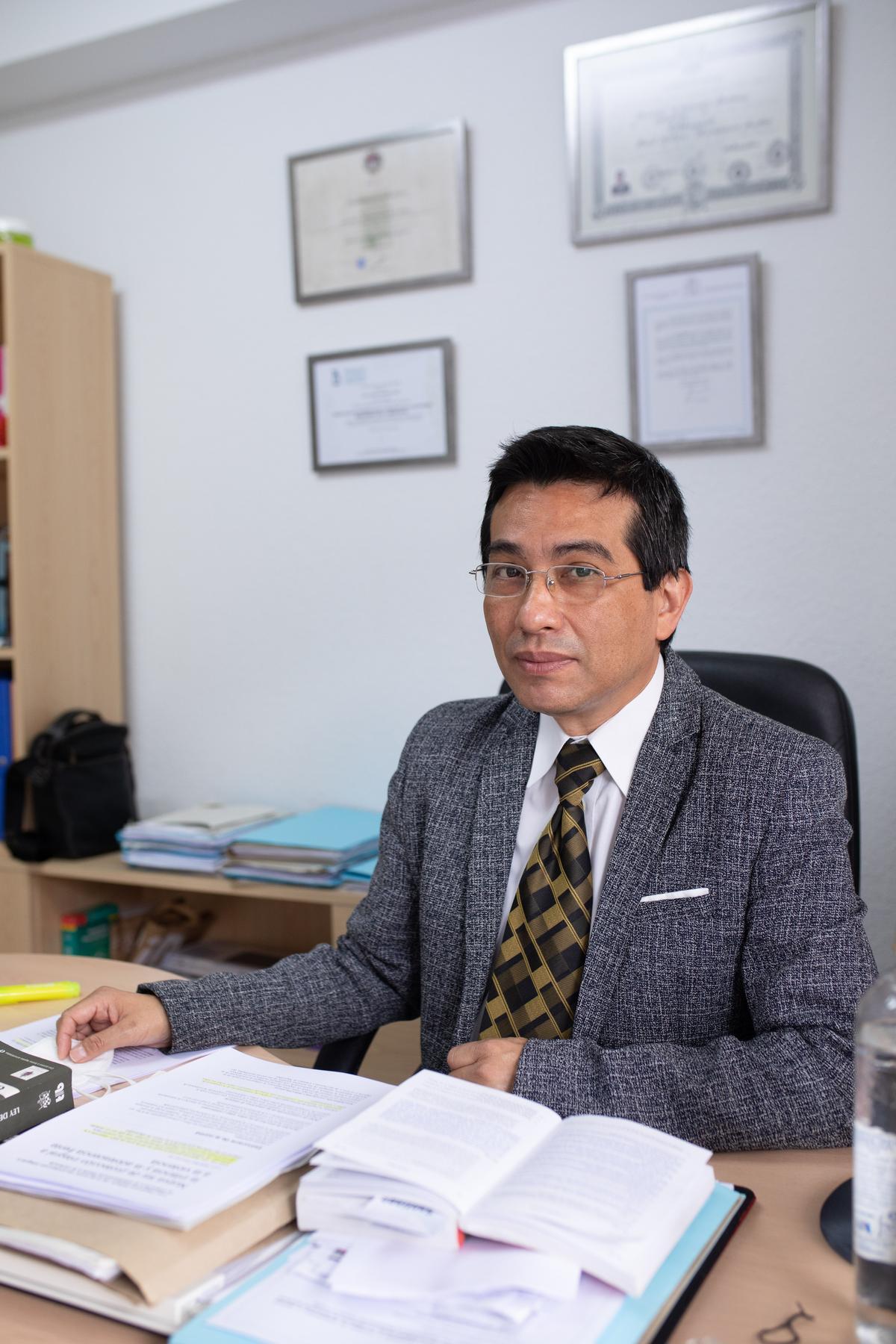 Raúl Hirakawa Andia, en su despacho de abogado en Zamora.