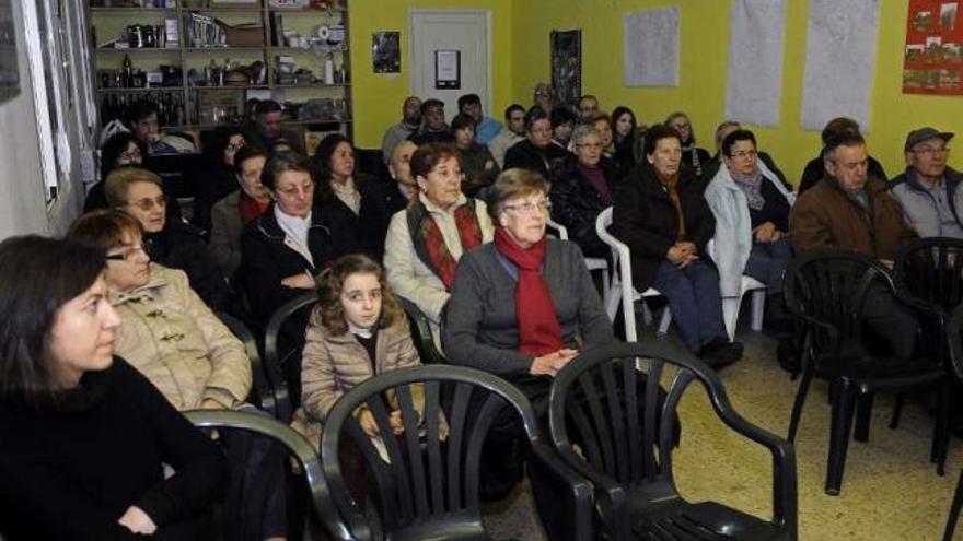 Asistentes a la asamblea de A Fervenza de Ouzande, en la tarde de ayer.  // Bernabé / Javier Lalín