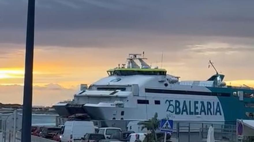 El viento en el puerto de Formentera obliga a un barco a volver a Ibiza