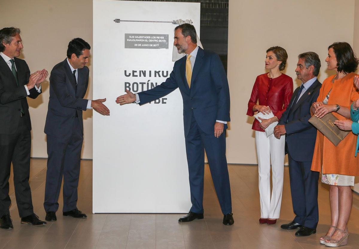 Letizia Ortiz con chaqueta roja de Carolina Herrera y pantalón blanco junto a Felipe VI