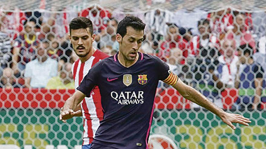 Sergio presiona a Busquets.