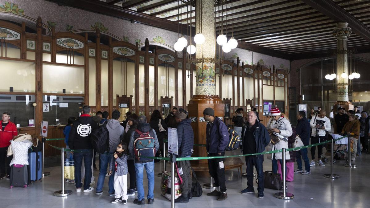 Colas en la estación del Norte para obtener el abono gratuito de Renfe.