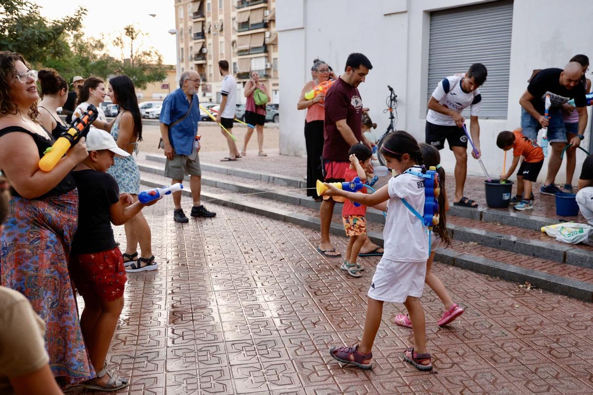 Córdoba. Plaza de las Artes. Actividad que ayude a refrescarse un poco para soportar mejor las altas temperaturas. Con el título “Flis flas. Fresquitas a fin de mes” la AV Diana y Ecologistas en Acción, con el apoyo de Siempreviva, convocan a la ciudadanía a asistir con sus pulverizadores y pistolitas de agua para una “peleílla acuática”