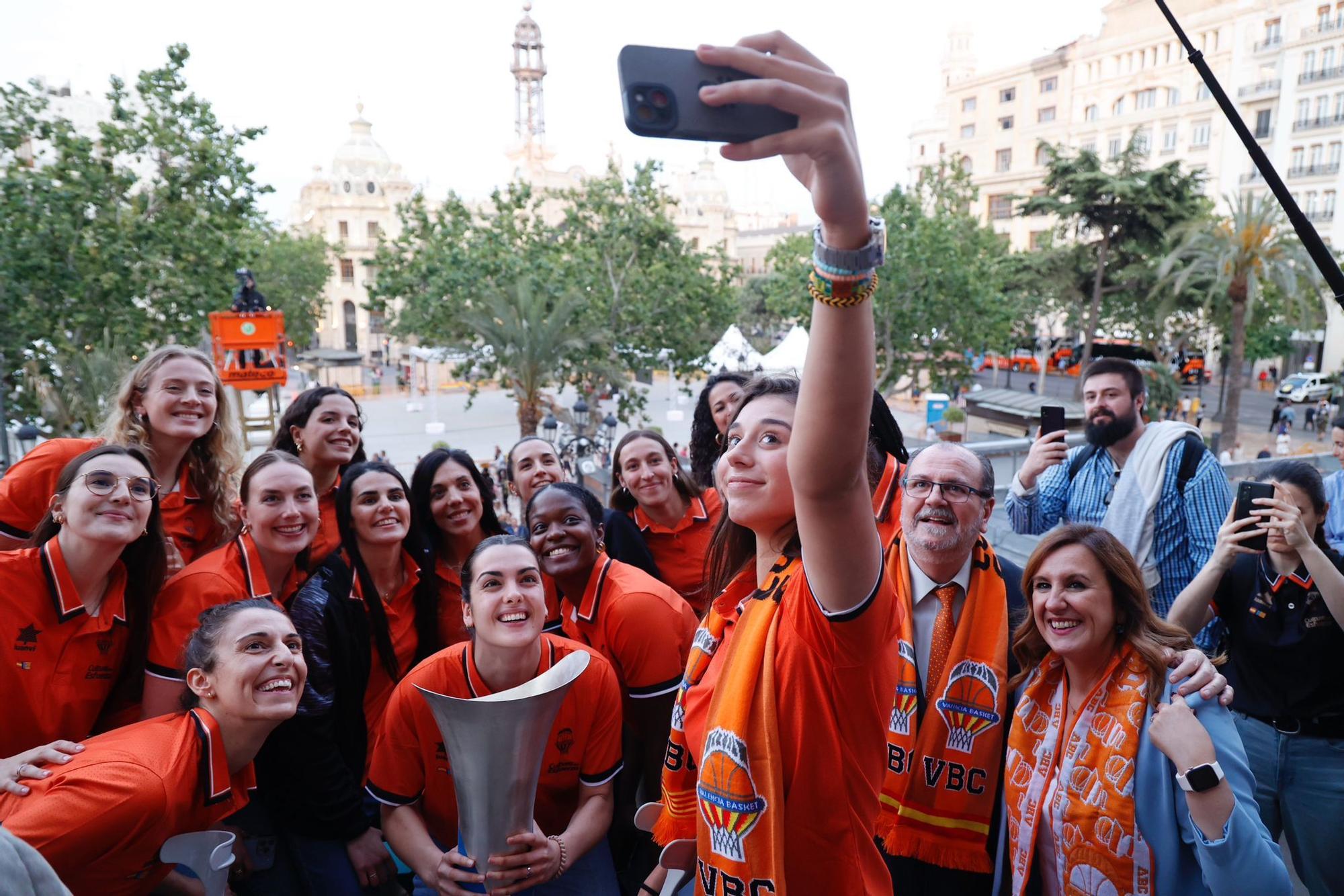 El Valencia Basket celebra en casa su triplete histórico