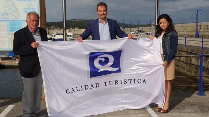 El acto de presentación e izado de los dos galardones que acreditan la calidad de Pedras Negras. // Muñiz