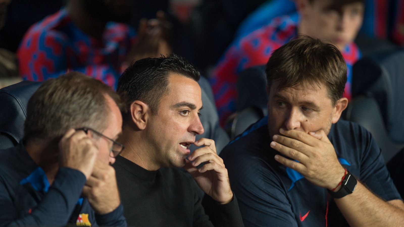 Òscar Hernández, Xavi y Sergio Alegre, en el banquillo del Camp Nou.