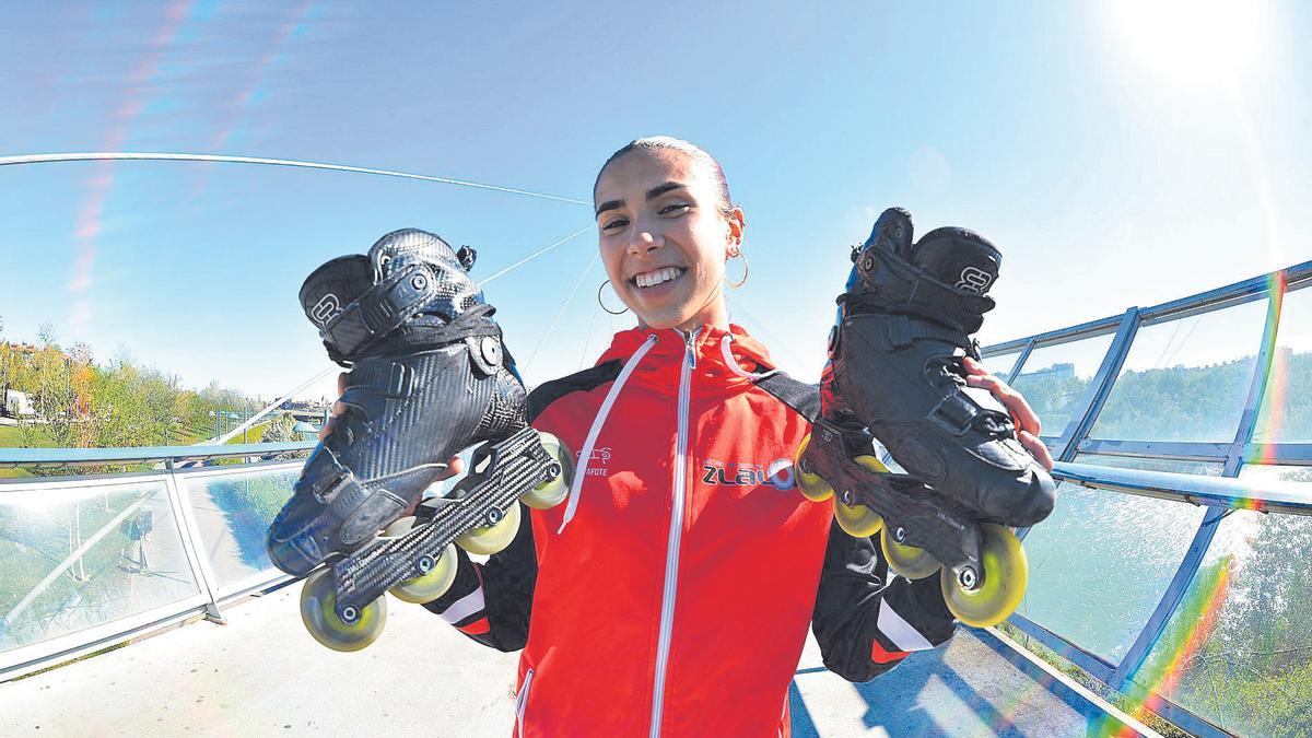 Eva Quero posa con sus patines en línea en la Pasarela del Voluntariado de Zaragoza.