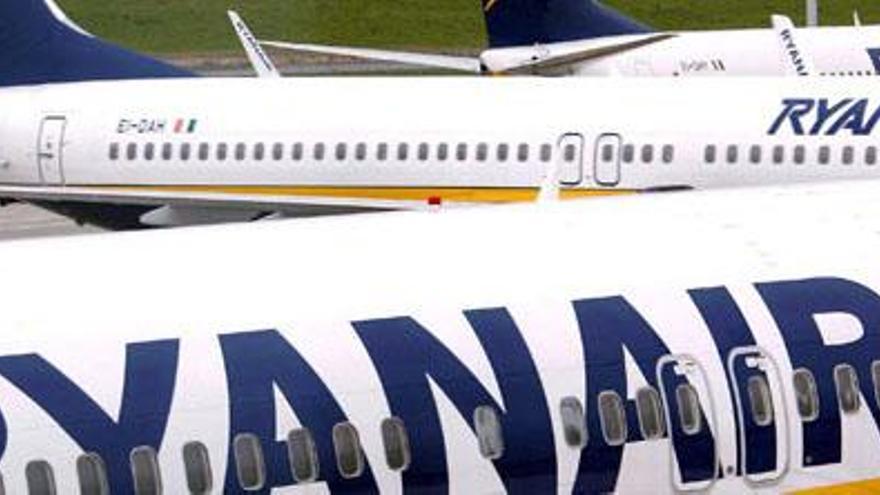 Tres de los aviones utilizados por la compañía irlandesa Ryanair. i EFE