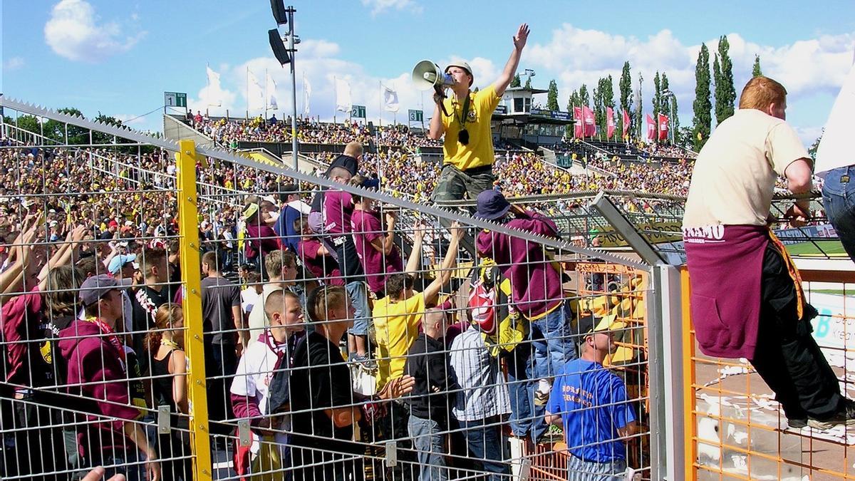 Fanáticos del fútbol en Dresde (Alemania).